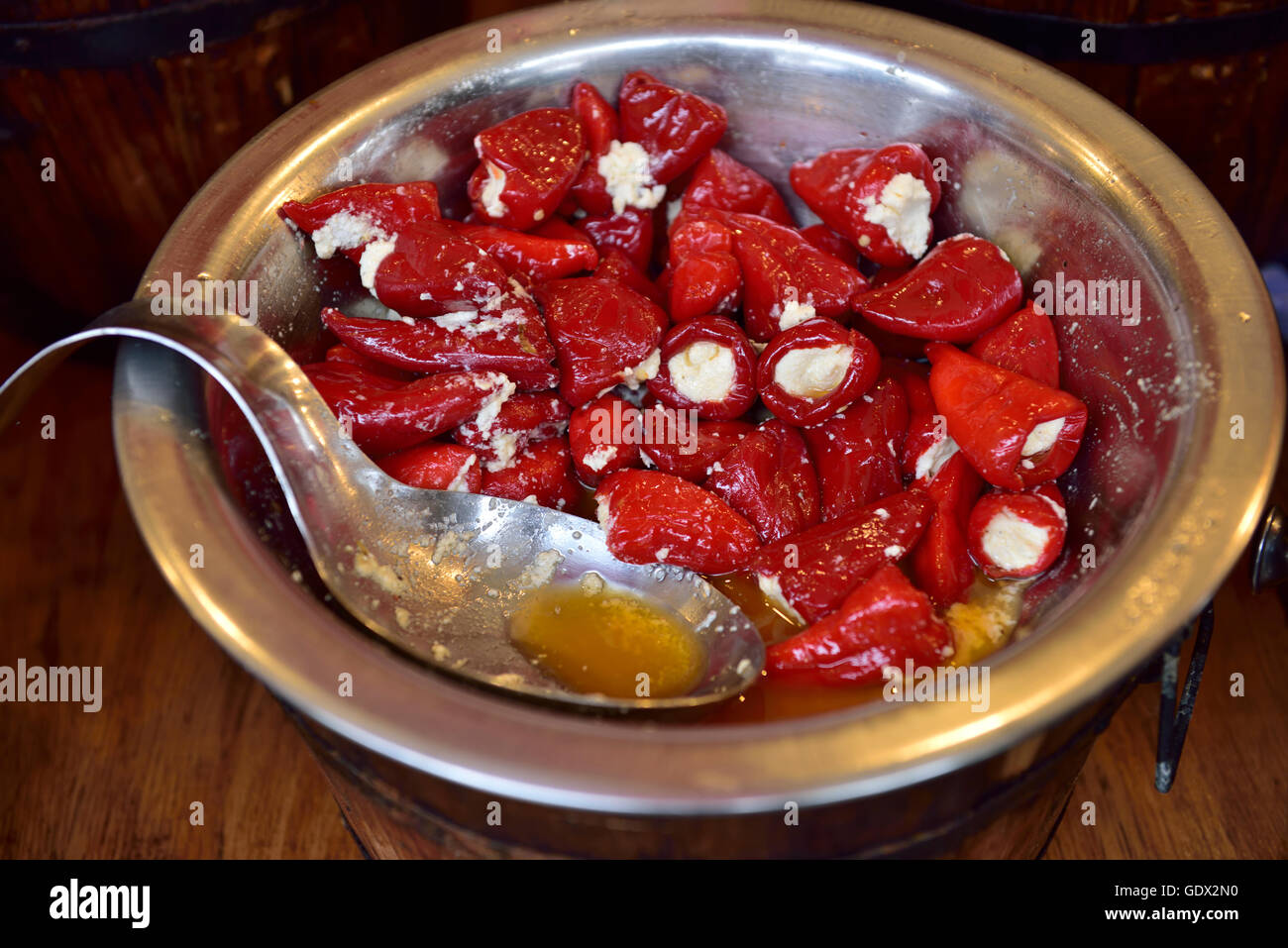 Red peperoni ripieni di formaggio feta Foto Stock