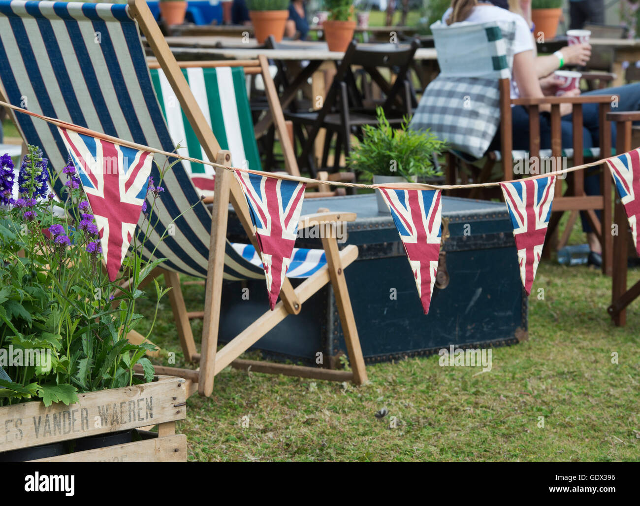 Unione Jack bunting e sedie a sdraio per il Tamigi barca tradizionale Festival, Fawley Prati, Henley on Thames, Oxfordshire, Inghilterra Foto Stock