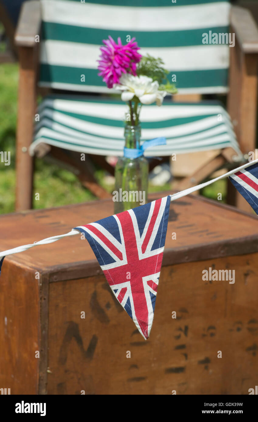 Unione Jack bunting e sedie a sdraio per il Tamigi barca tradizionale Festival, Fawley Prati, Henley on Thames, Oxfordshire, Inghilterra Foto Stock