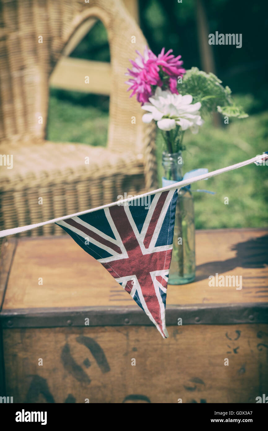 Unione Jack bunting e sedie a sdraio per il Tamigi barca tradizionale Festival, Fawley Prati, Henley on Thames, Oxfordshire, Inghilterra Foto Stock