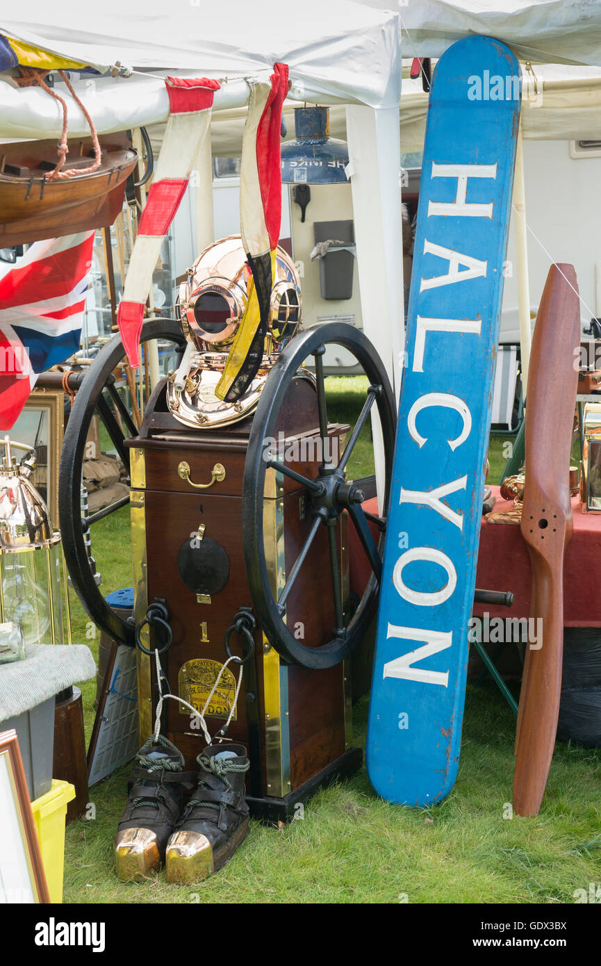 Antico stallo nautico al Tamigi barca tradizionale Festival, Fawley Prati, Henley on Thames, Inghilterra Foto Stock