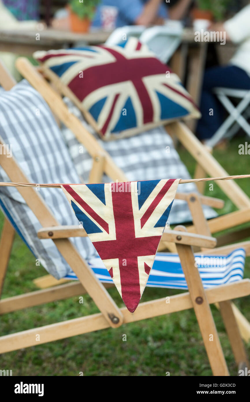 Unione Jack bunting e sedie a sdraio per il Tamigi barca tradizionale Festival, Fawley Prati, Henley on Thames, Oxfordshire, Inghilterra Foto Stock