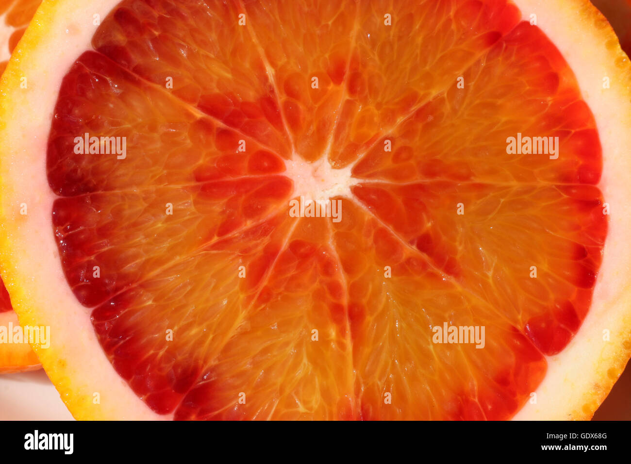 Fette di arancia rossa mostra il colore Foto Stock