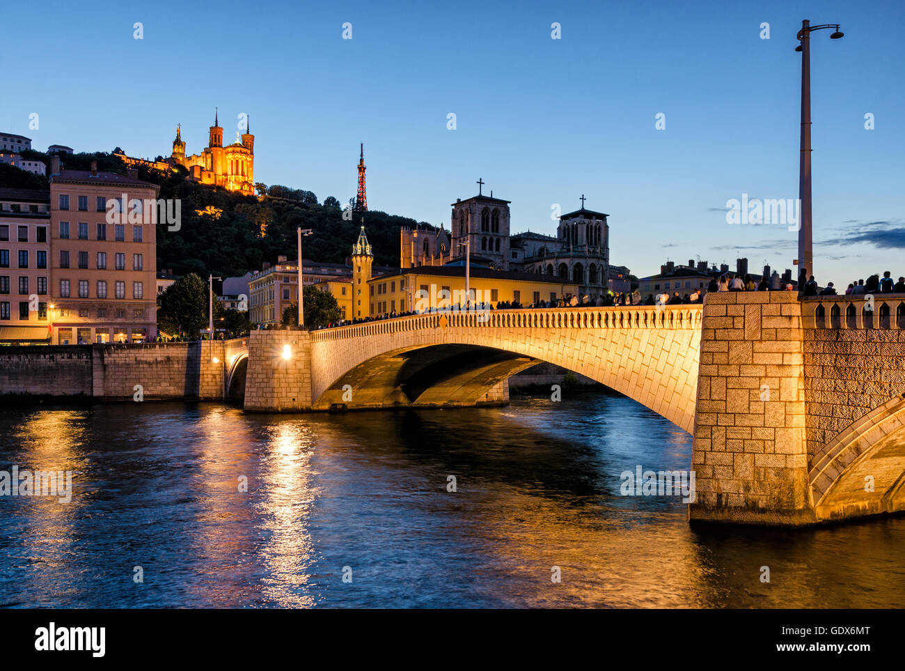 Lione (Francia) Notre-dame de Fourviere e pont bonaparte al blue ora Foto Stock