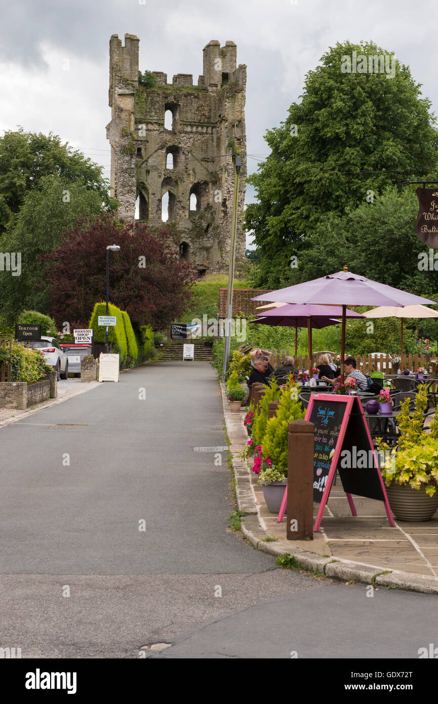 Vista del marciapiede café sul percorso che conduce alle alte torre est dei resti del castello medievale - Helmsley, North Yorkshire. Foto Stock