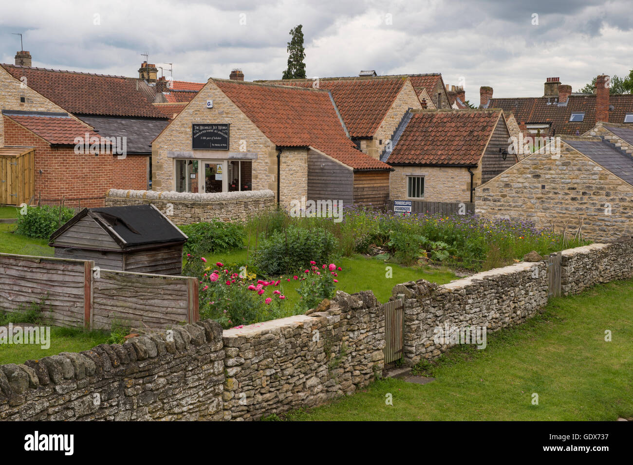 Da Castlegate - giardini annessi e shop, nella pittoresca e storica città mercato di Helmsley, North Yorkshire, GB. Foto Stock