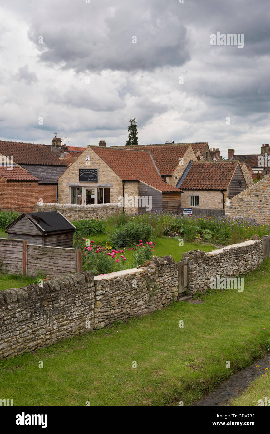 Da Castlegate - Beck, edifici, giardini e negozi, nella pittoresca e storica città mercato di Helmsley, North Yorkshire, GB. Foto Stock