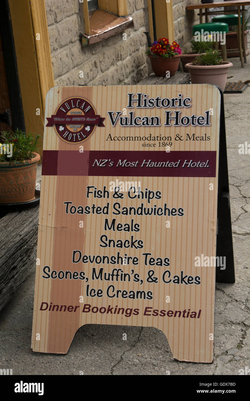 San Bathans vecchio hotel è una reminiscenza della grande Otago Gold Rush in Nuova Zelanda con alcuni haunting ancora lì. Foto Stock