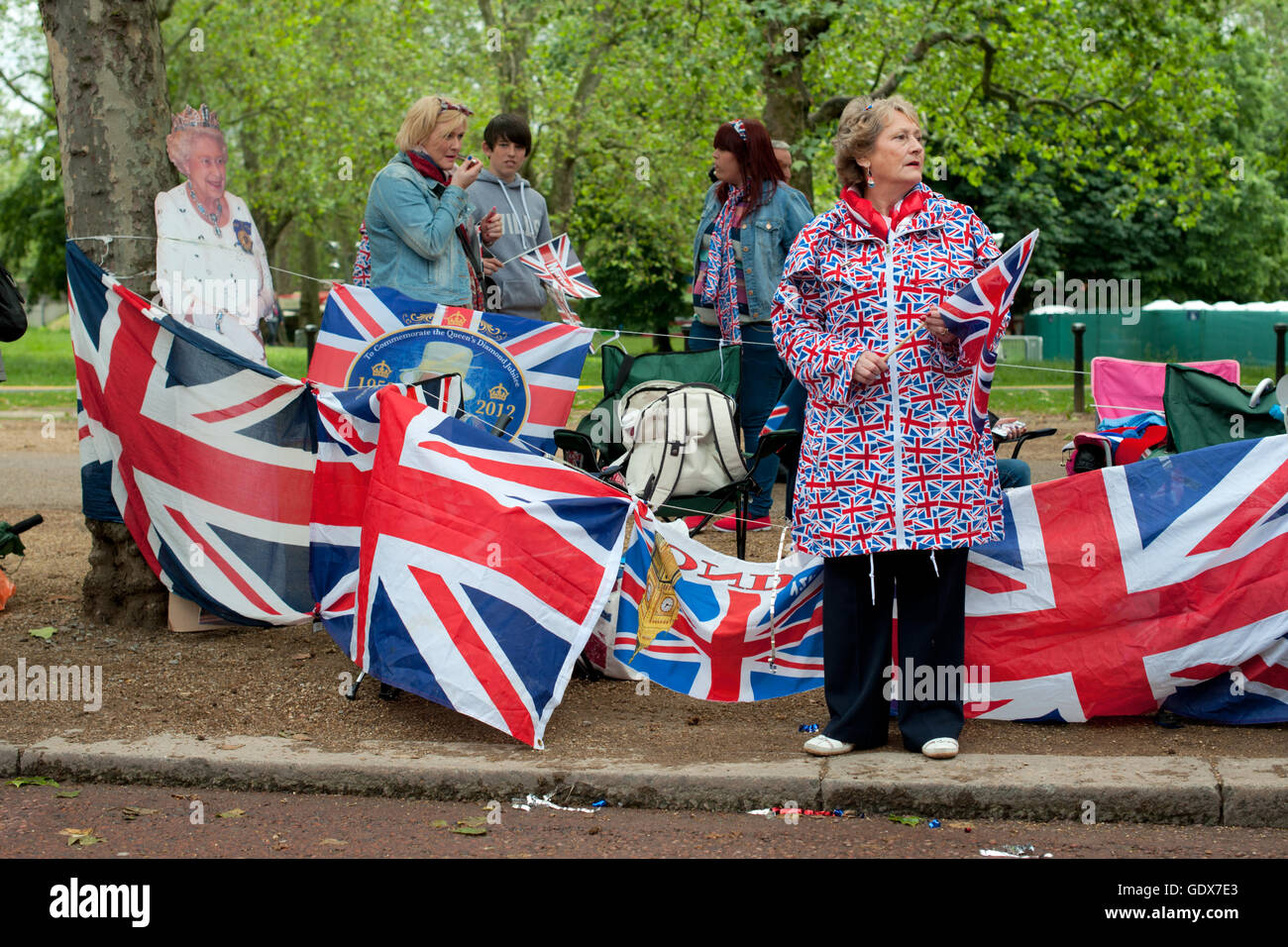 Le persone che attendono pazientemente il Queens Diamond celebrazioni giubilari sul London Mall, vicino il Palazzo di Buckingham. Foto Stock