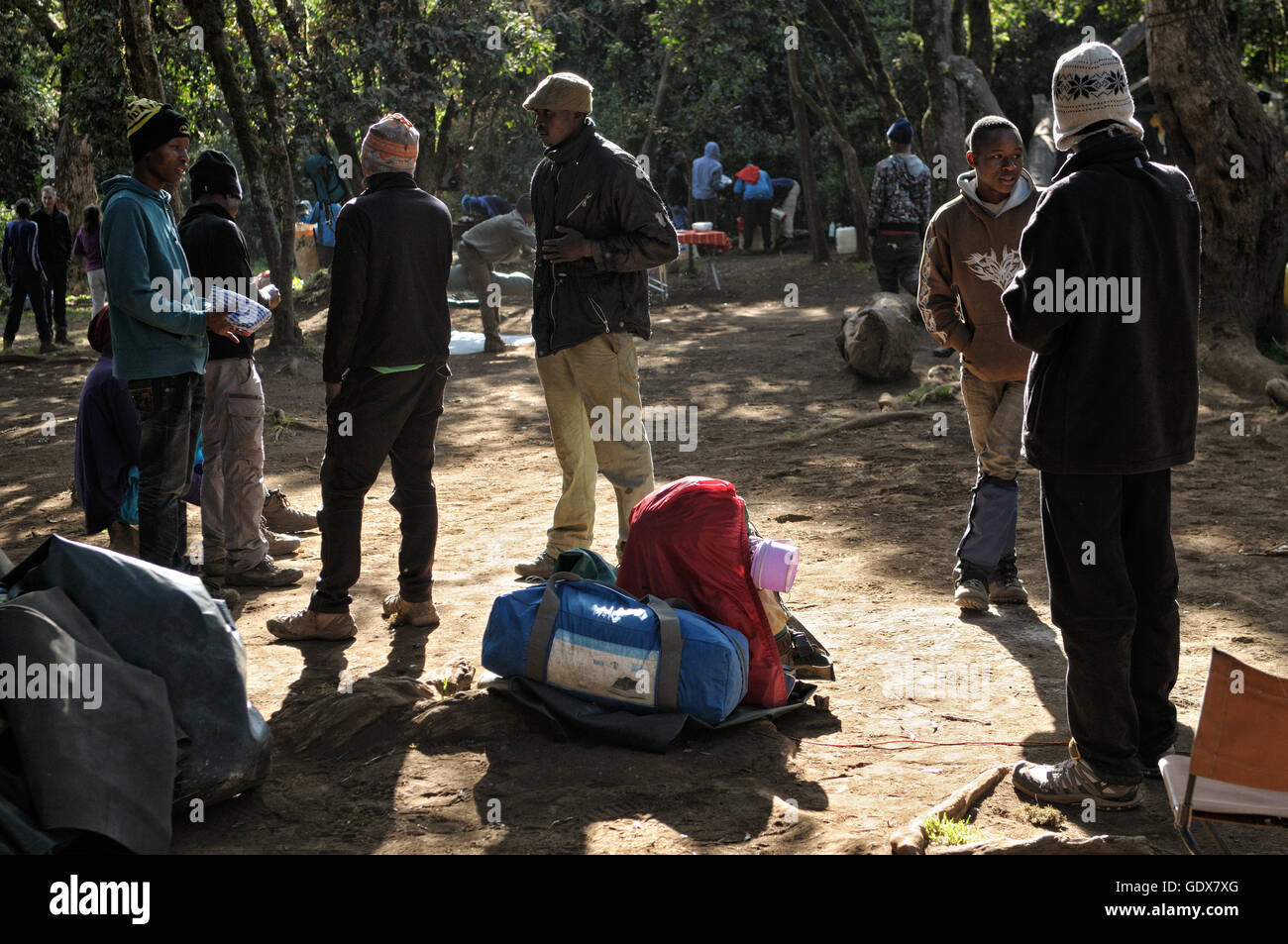 Persone rilassante la mattina al grande albero Camp (o Mti Mkubwa / Forest Camp), il Monte Kilimanjaro National Park, Tanzania Foto Stock