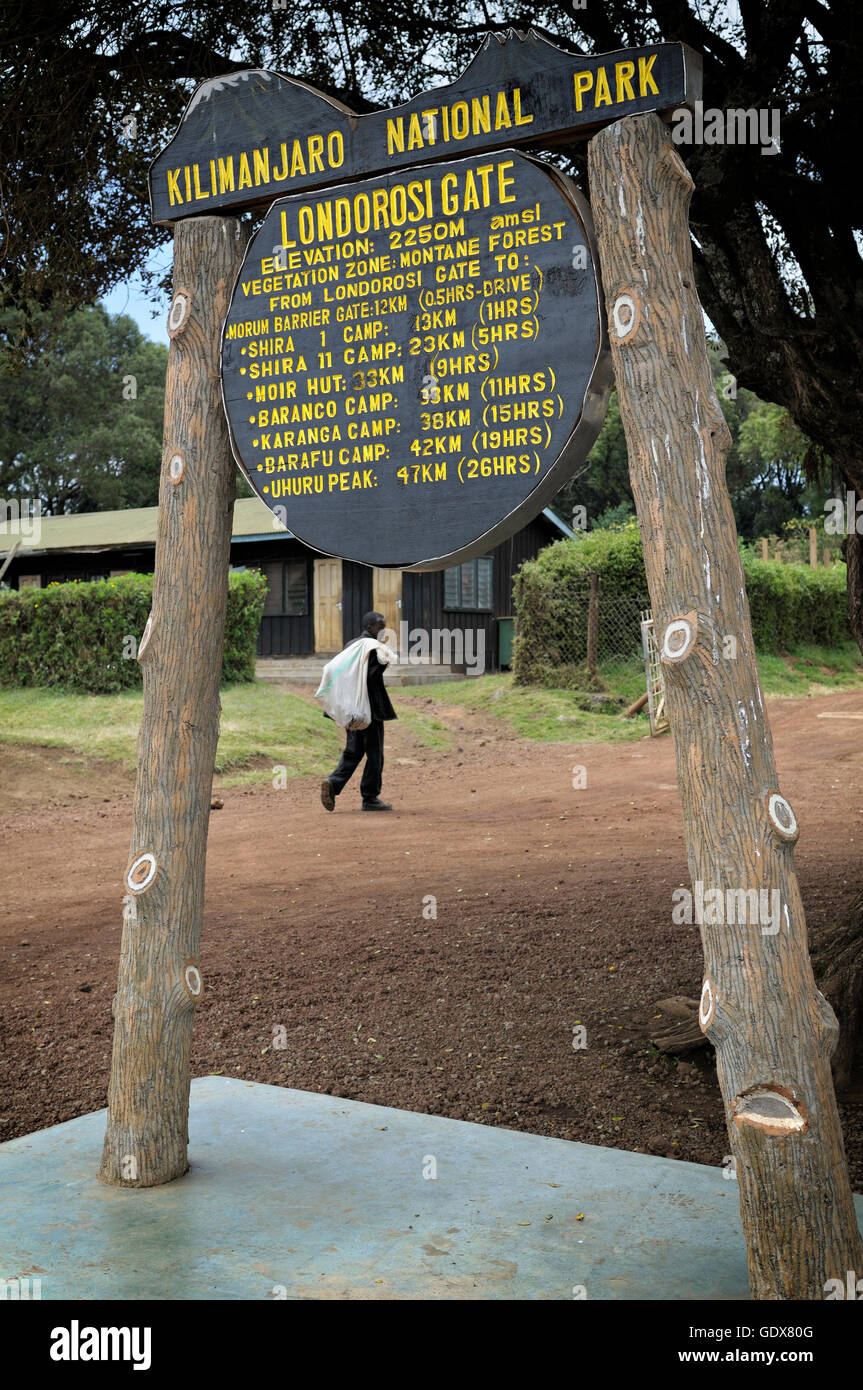 Distanza segno a Londorossi Gate, il Monte Kilimanjaro National Park, Tanzania Foto Stock