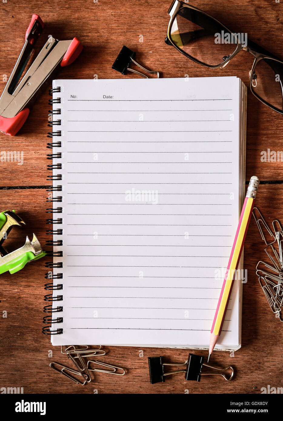 Blocco note con una rilegatura a spirale sulla tavola di legno Foto Stock