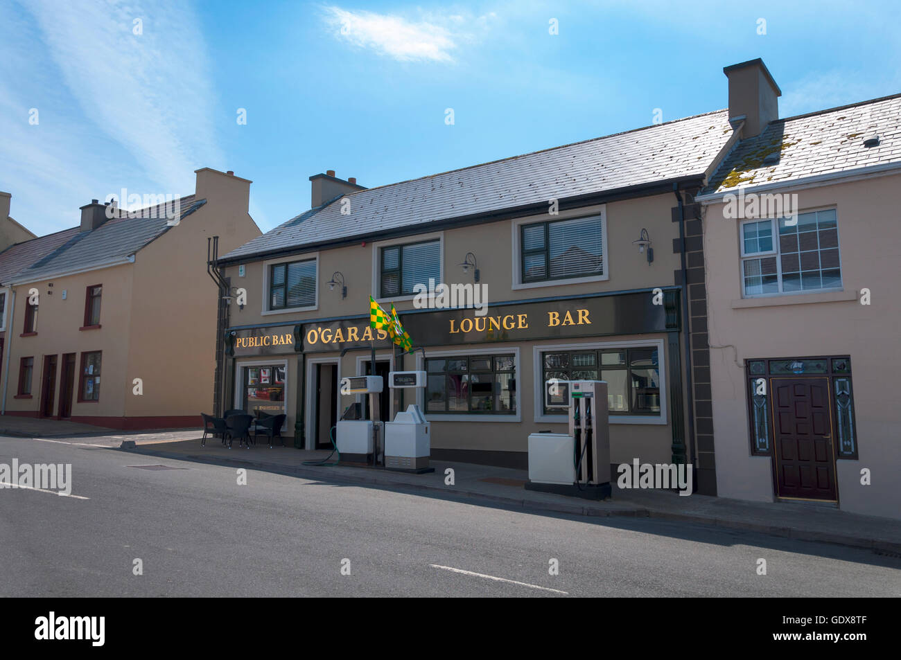 O'Garas bar con benzina pompe di carburante al di fuori a Kilcar, County Donegal, Irlanda. Noto come Cill Charthaigh in lingua irlandese gaelico Foto Stock