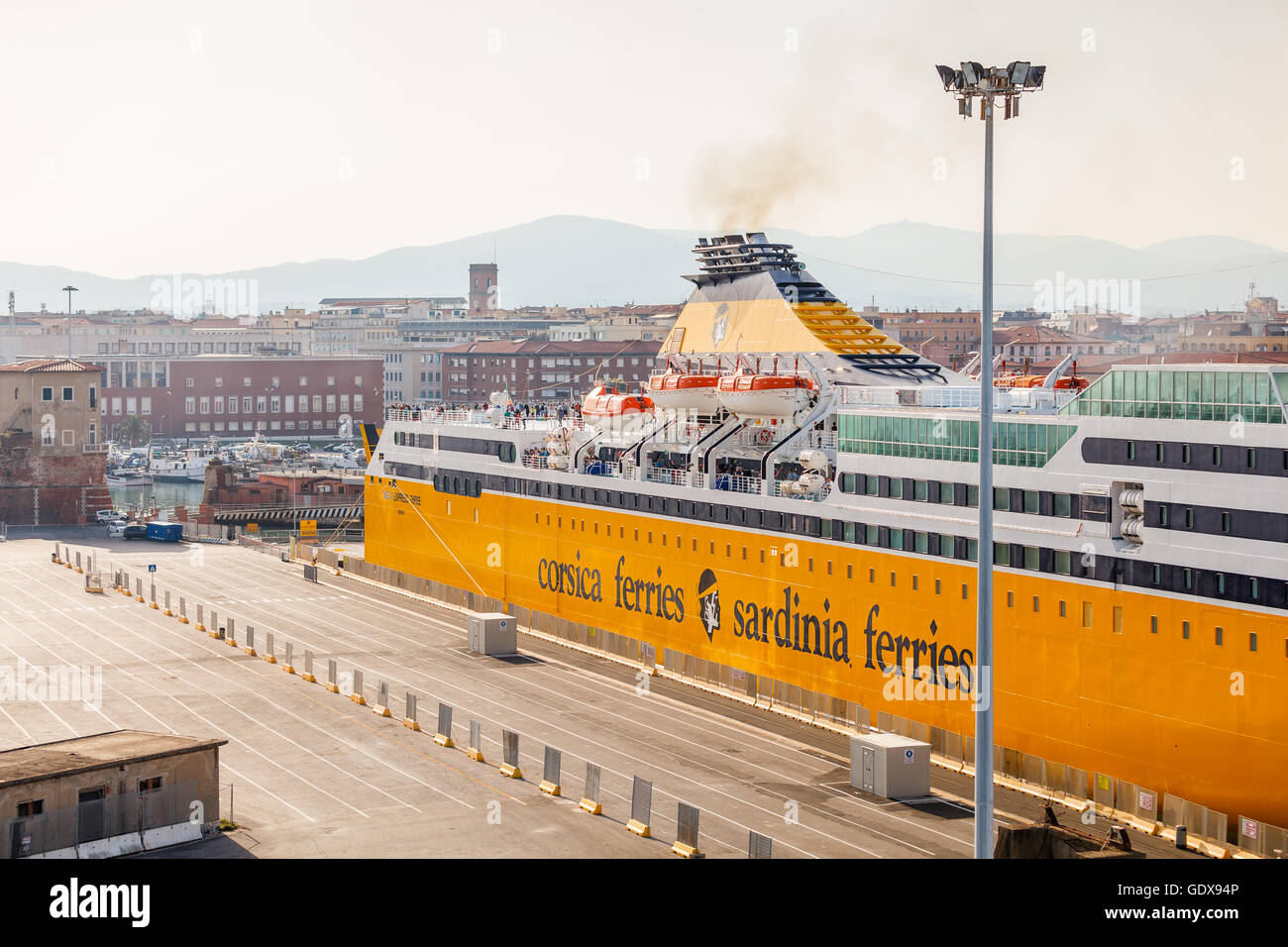 Corsica ferries Sardinia Ferries traghetto pieno di persone pronte a discostarsi in Sardegna o Corsica dal porto di Livorno, Italia Foto Stock