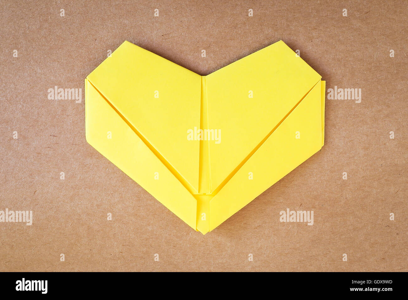 Carta cuore giallo, scheda di amore, amore cartolina Foto Stock