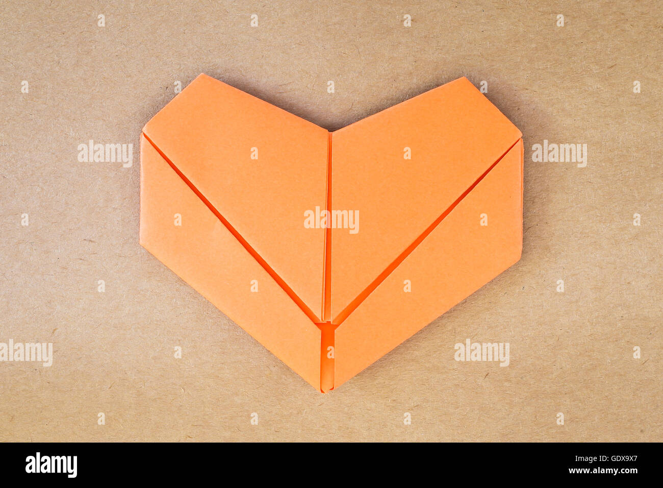 Carta cuore arancione, scheda di amore, amore cartolina Foto Stock