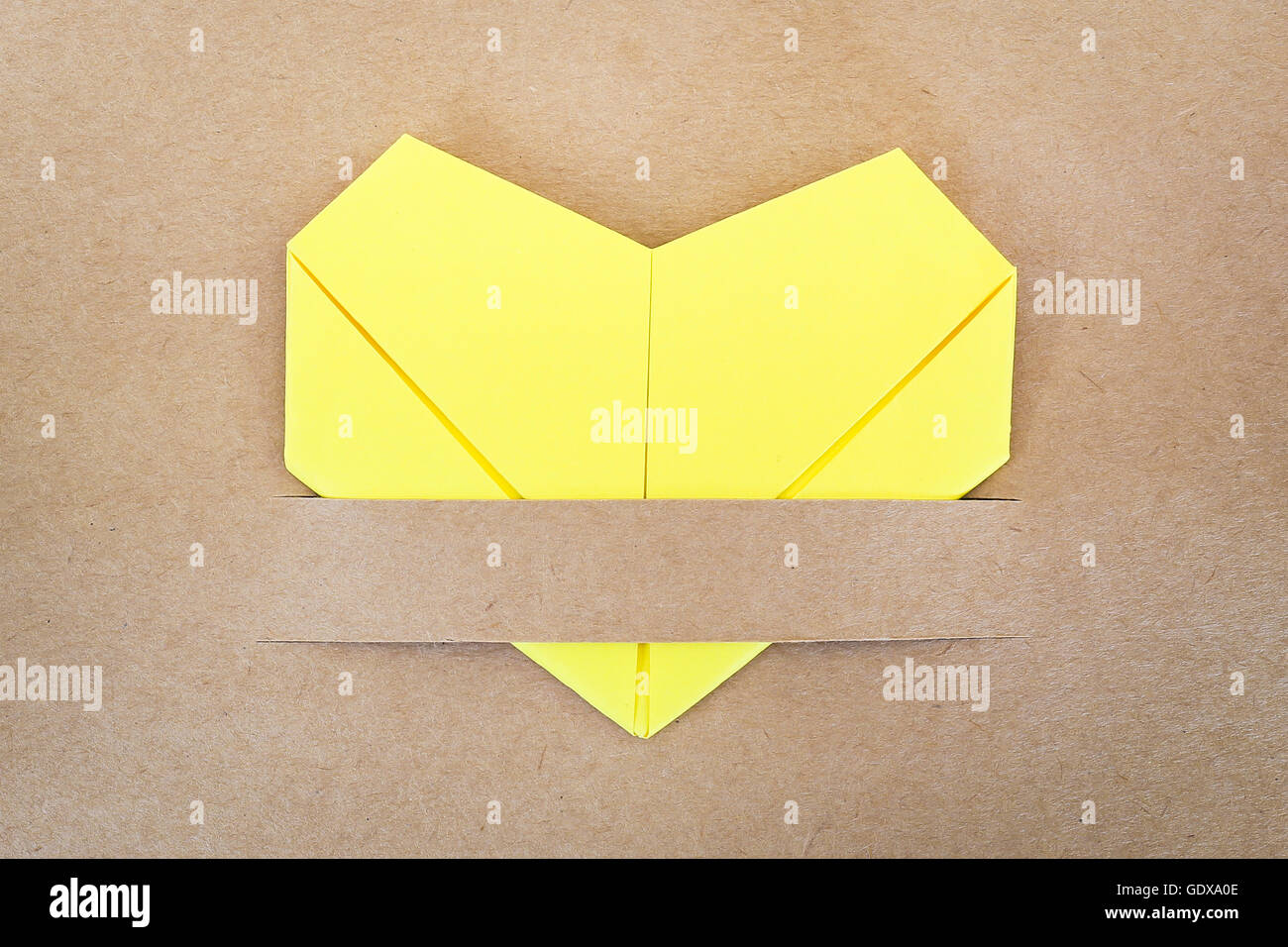 Carta cuore giallo, scheda di amore, amore cartolina Foto Stock