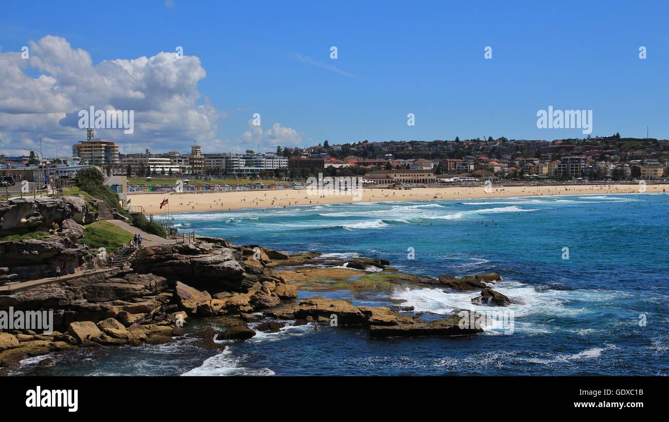 Azzurro Pacifico e la spiaggia di Bondi Foto Stock