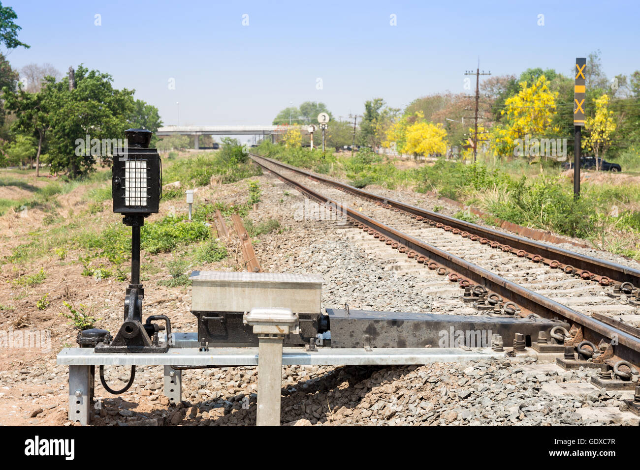 I segnali del treno per la stazione ferroviaria e il traffico e la luce per la locomotiva Foto Stock