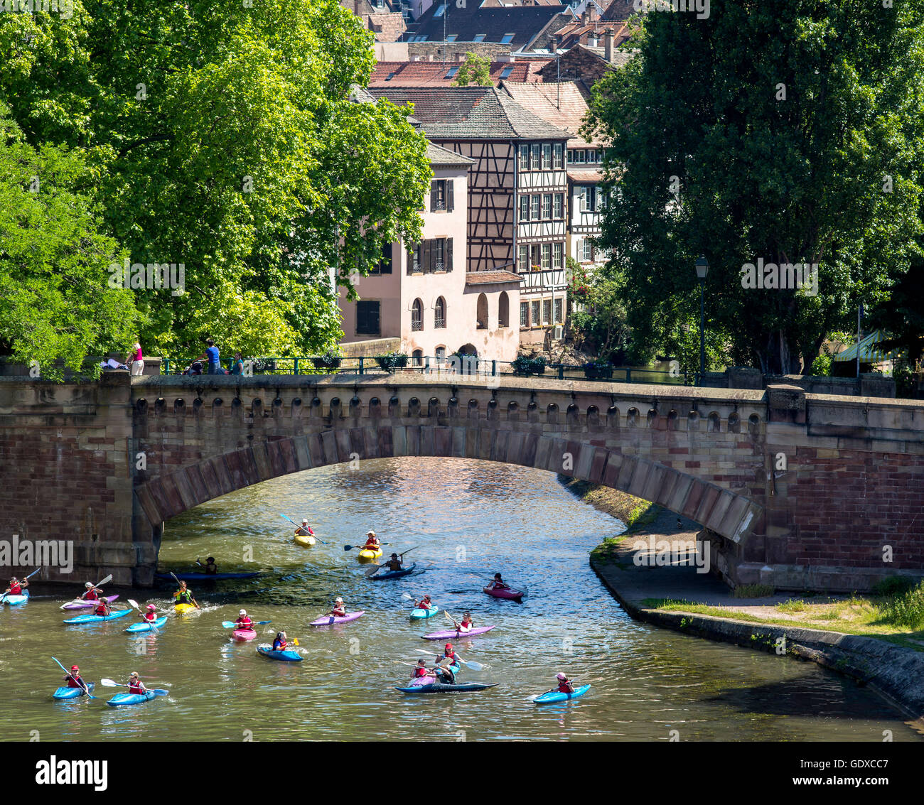 Bambini canoa e kayak sul fiume Ill, La Petite France di Strasburgo, Alsazia, Francia, Europa Foto Stock