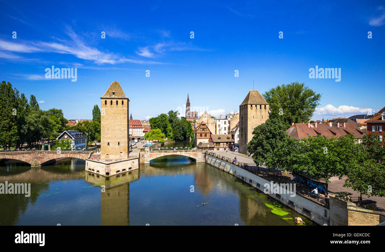 Lo skyline di Strasburgo, Ponts Couverts bridge, ponti coperti, fiume Ill, torri di guardia, la cattedrale, il quartiere La Petite France, Alsazia, Francia, Europa Foto Stock