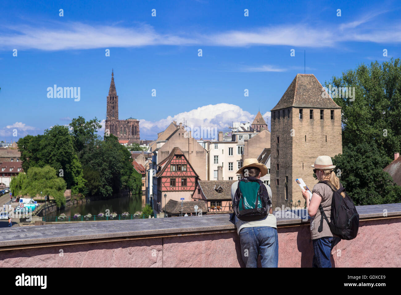 Giovane giovani turisti sulla terrazza di Barrage Vauban dam e dello skyline di Strasburgo, La Petite France, l'Alsazia, Francia, Europa Foto Stock