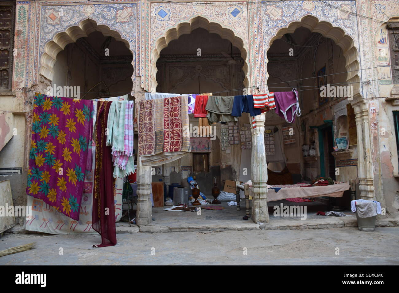 Vestiti appesi in una vecchia haveli in Mandawa, Rajasthan, India Foto Stock