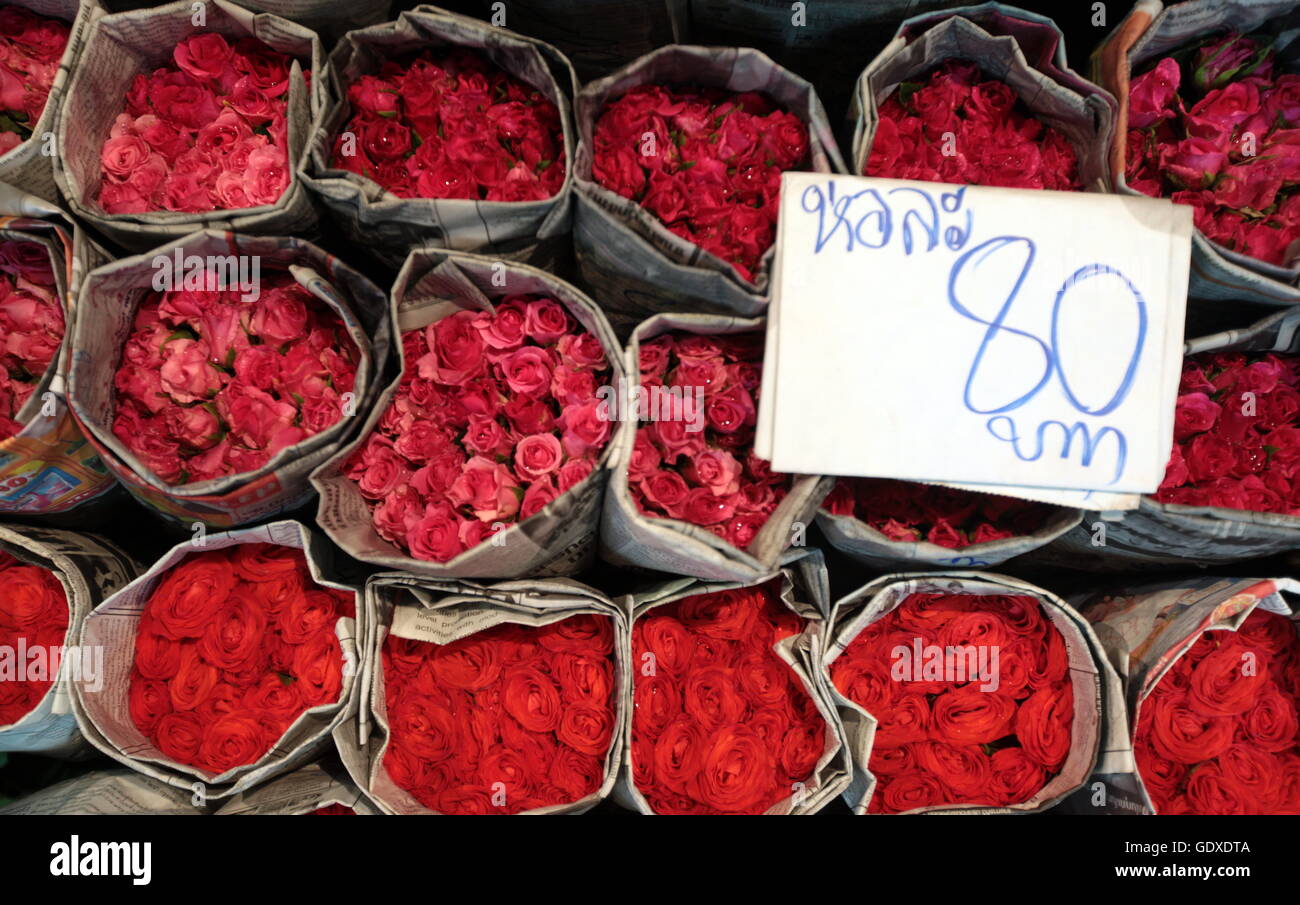 I fiori al mercato dei fiori a Pak Khlong Markt di Banglamphu nella città di Bangkok in Thailandia in Suedostasien. Foto Stock