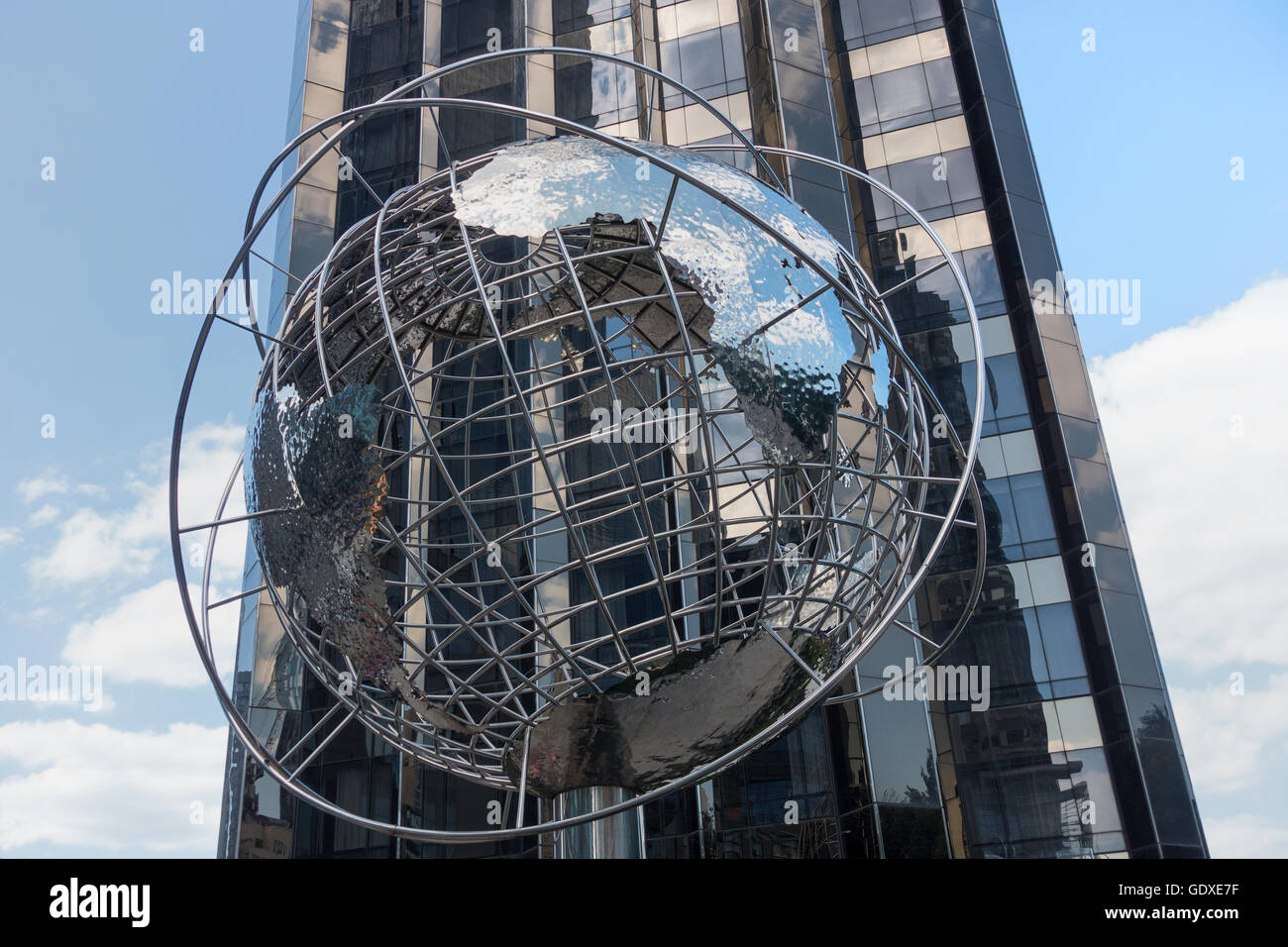 Columbus Circle Globe di fronte Trump Hotel in New York City Foto Stock