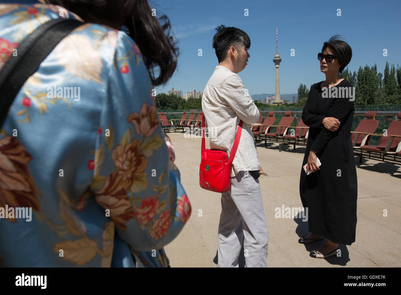 Persone che parlano di fronte la Cina centrale torre televisiva, a Pechino, in Cina. Foto Stock