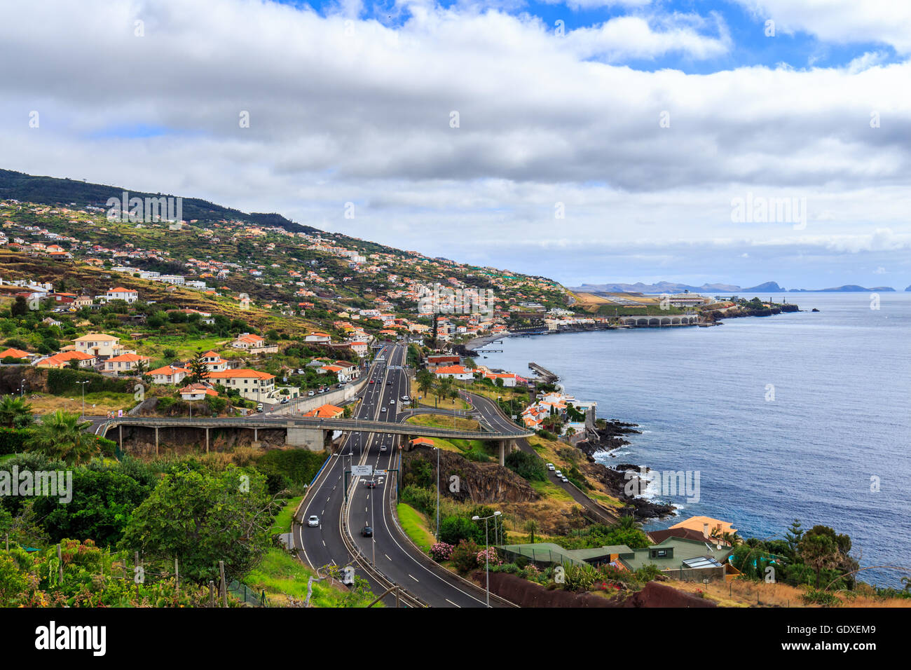 Costa di Madera con autostrada lungo la Santa Cruz e una vista all'aeroporto, Madeira, Portogallo Foto Stock