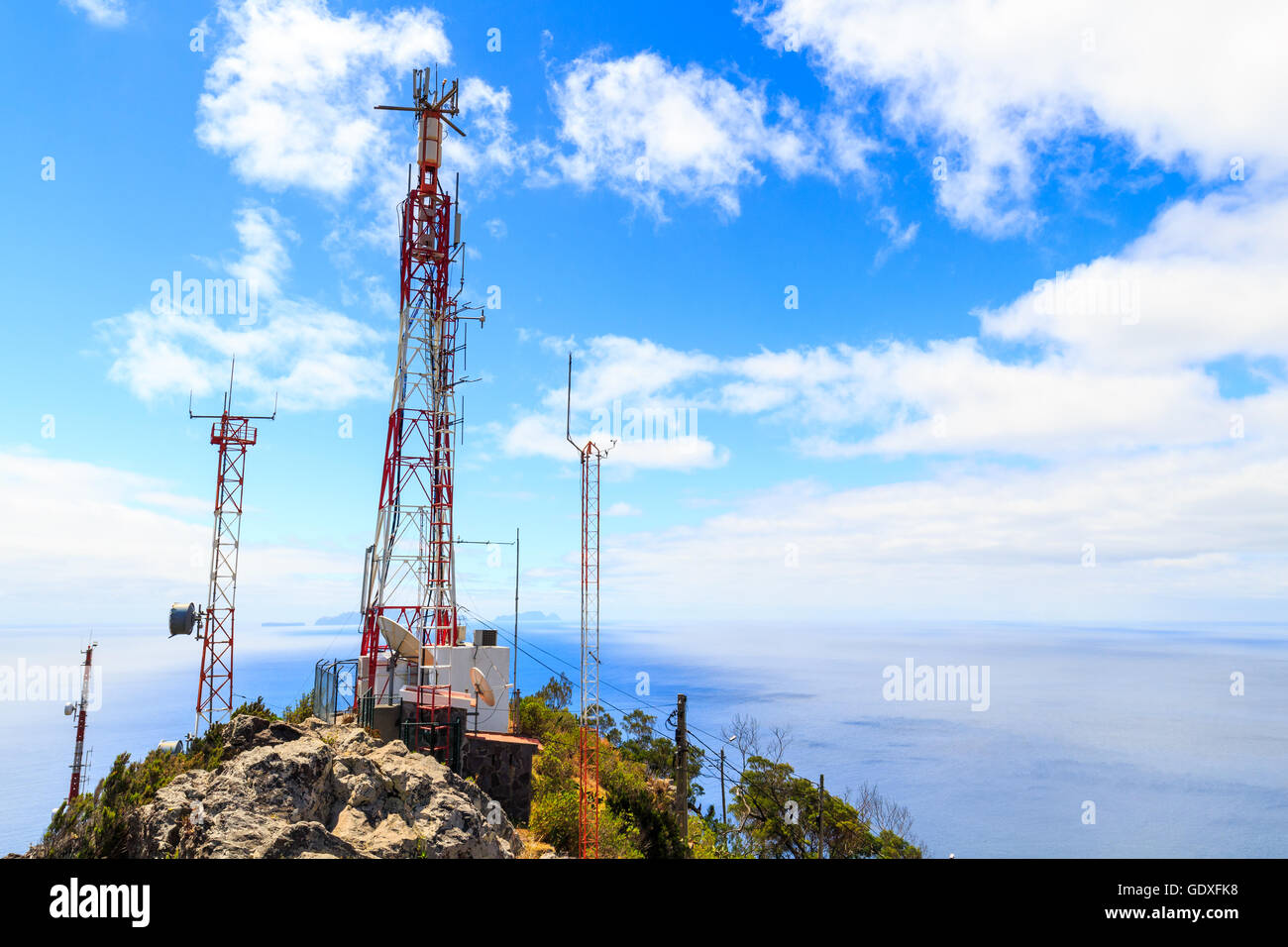 Torre di telecomunicazione con antenne e cielo blu su Pico do Facho Viewpoint, Machico, Madeira, Portogallo Foto Stock
