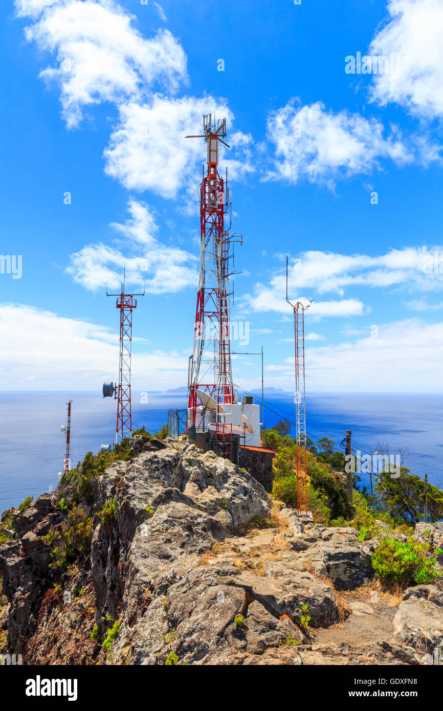 Torre di telecomunicazione con antenne e cielo blu su Pico do Facho Viewpoint, Machico, Madeira, Portogallo Foto Stock