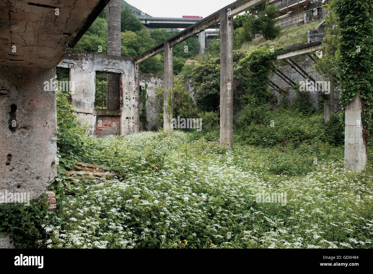 Edificio vacante dalla foto serie 'Sotto l'autostrada' in Liguria, Italia, 2012 Foto Stock