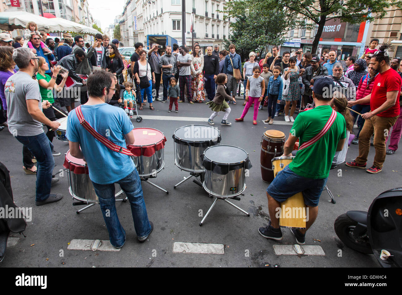 Musicisti di strada gioca a un mercato delle pulci di Montmartre, Parigi, 2014 Foto Stock