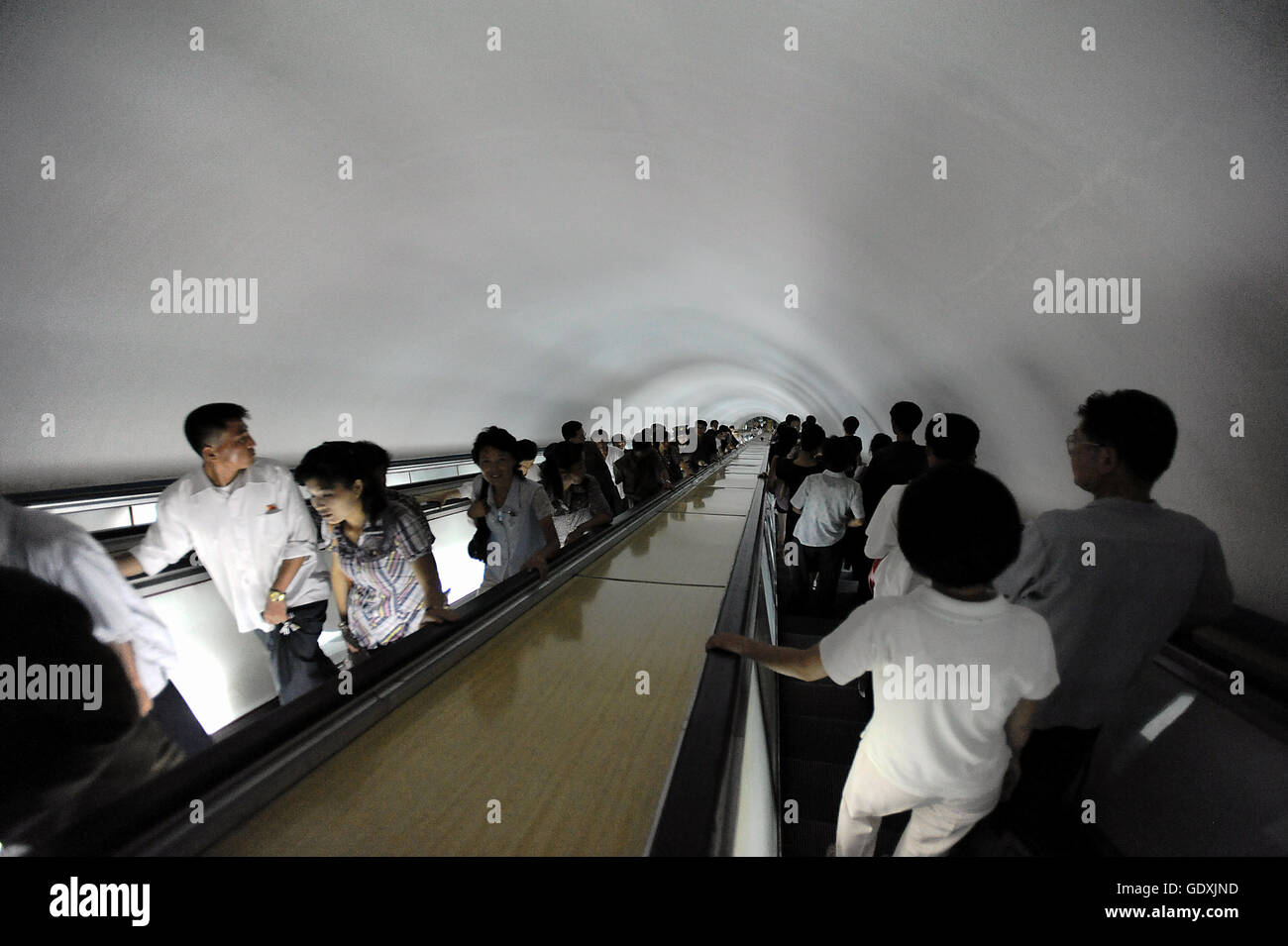 Metro escalator di Pyongyang Foto Stock