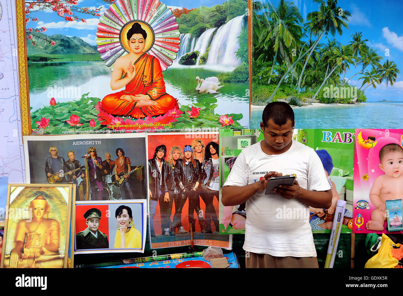 Venditore ambulante con telefono cellulare di Yangon Foto Stock