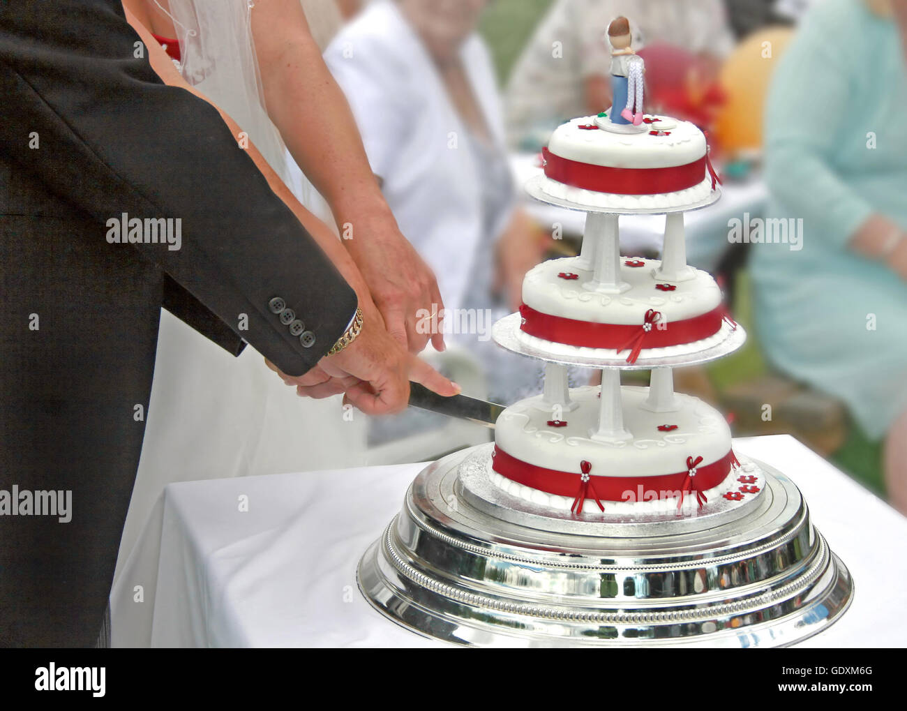 Sposa e lo sposo il taglio della torta di nozze. Foto Stock