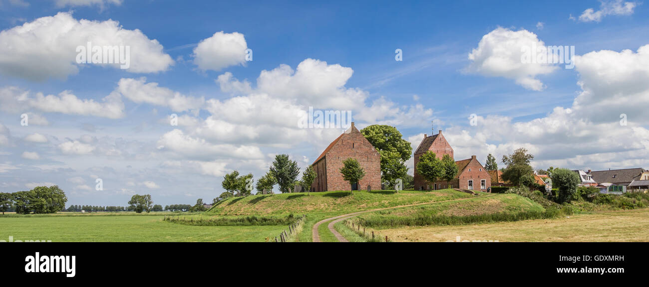 Panorama della chiesa medievale del borgo di Groningen Ezinge nei Paesi Bassi Foto Stock