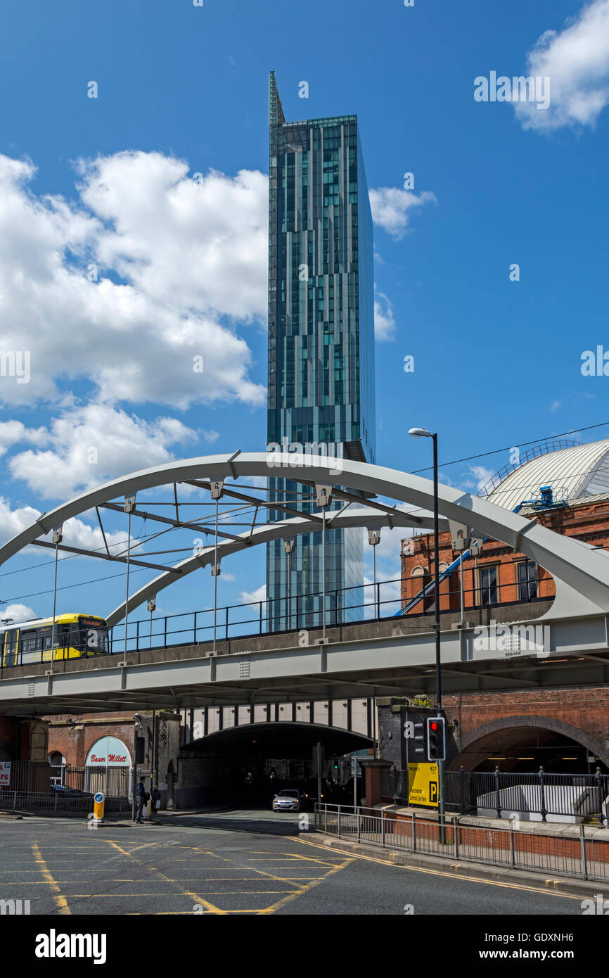 Il Beetham Tower con un tram Metrolink attraversando un ponte a Great Bridgewater Street, Manchester, Inghilterra, Regno Unito Foto Stock