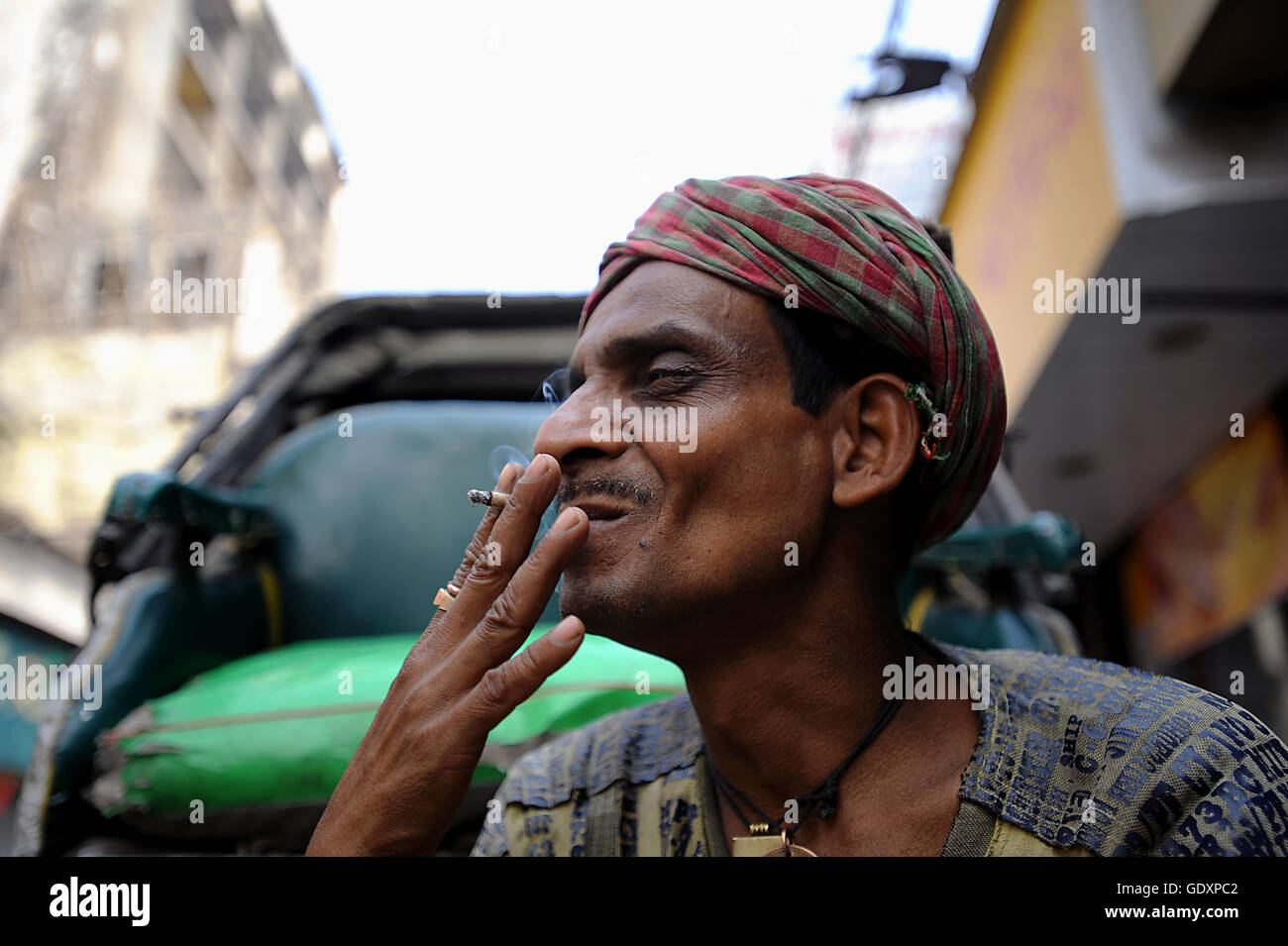 In rickshaw estrattore in Kolkata Foto Stock