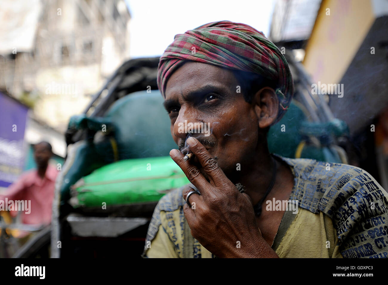 In rickshaw estrattore in Kolkata Foto Stock