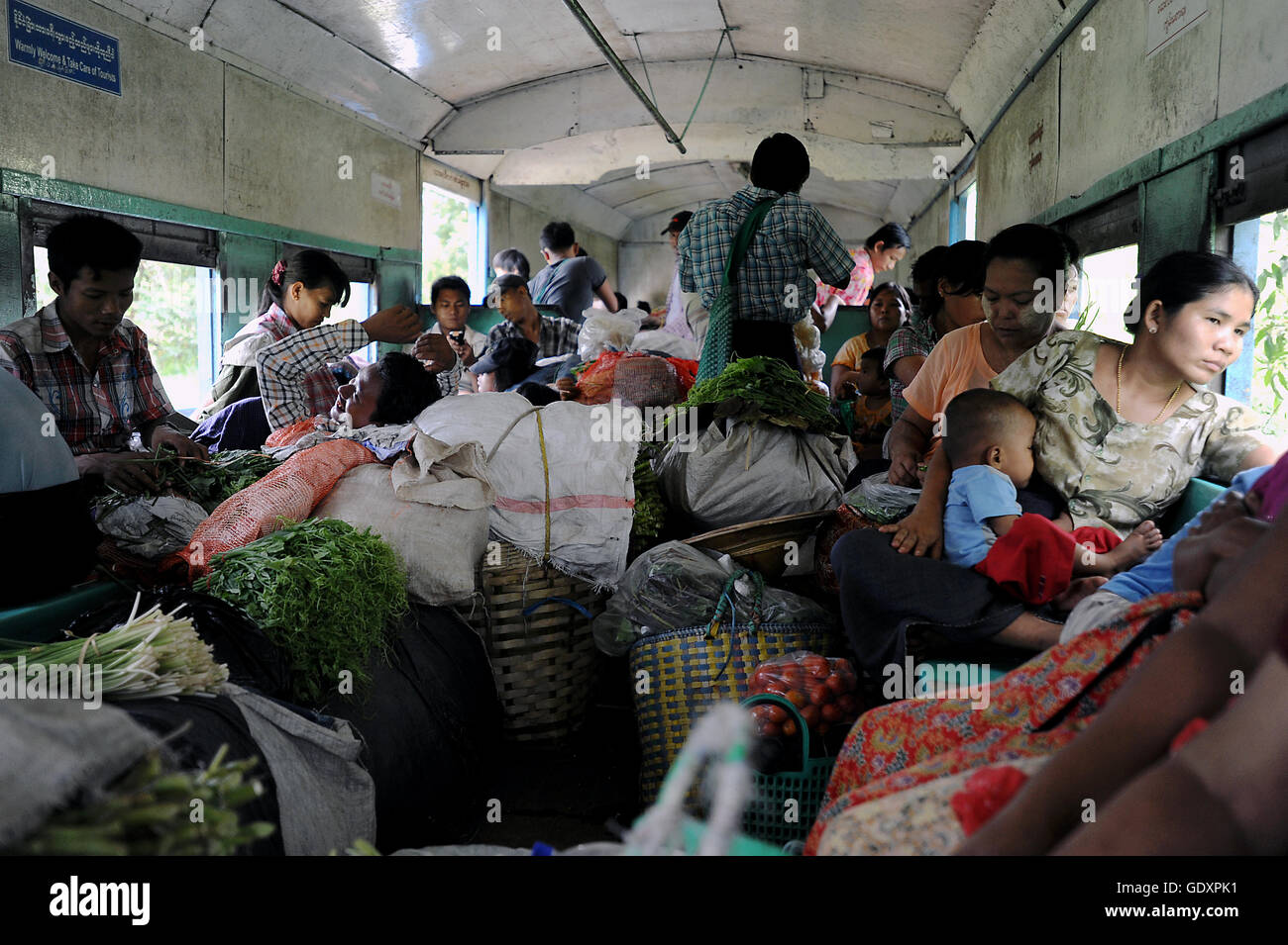 MYANMAR. Yangon. 2013. Stazione ferroviaria circolare Foto Stock