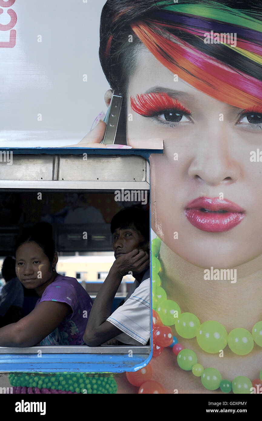 MYANMAR. Yangon. 2014. Treno Ooredoo Foto Stock