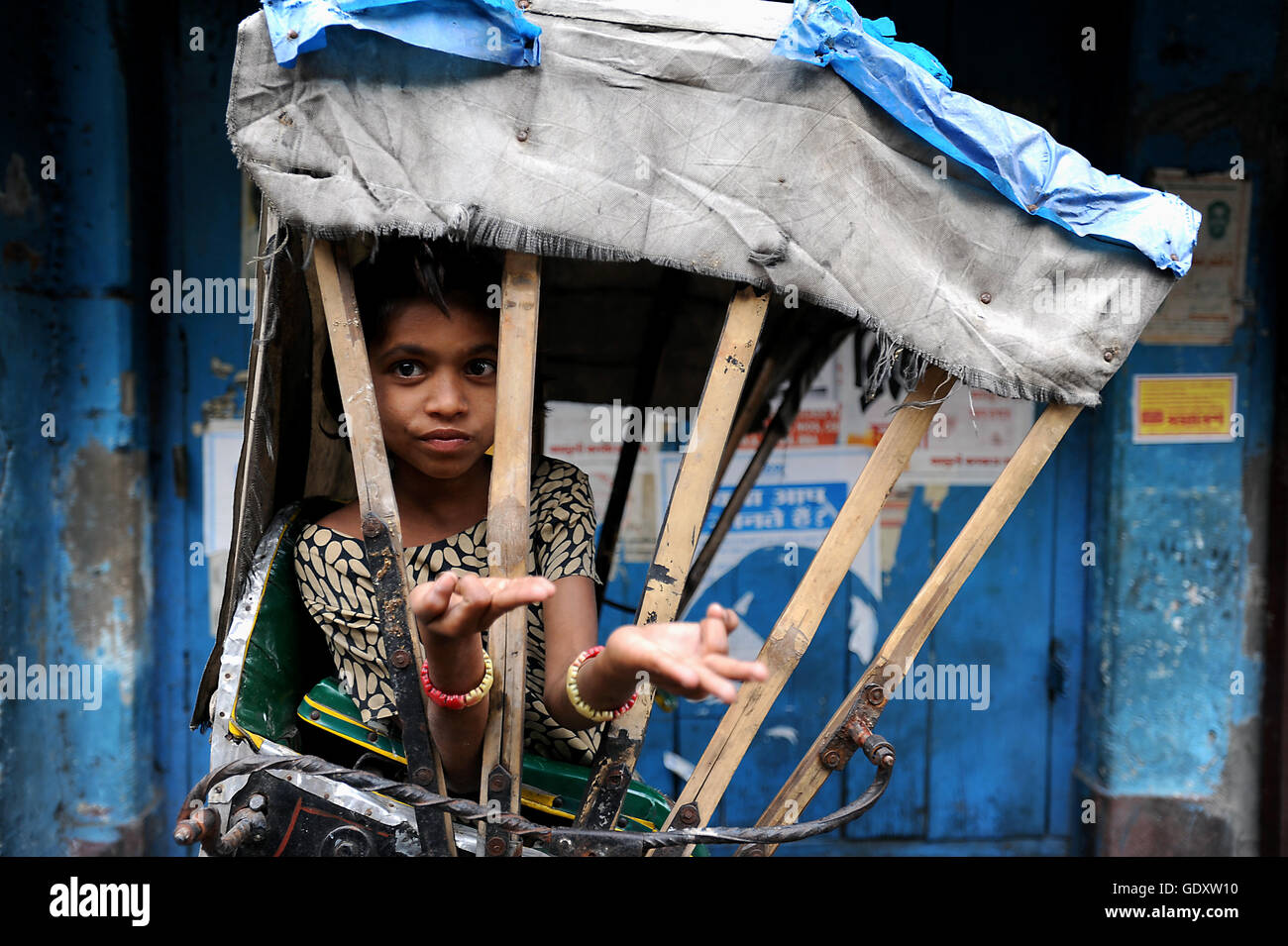 INDIA. Kolkata. 2011. Ragazza e risciò Foto Stock