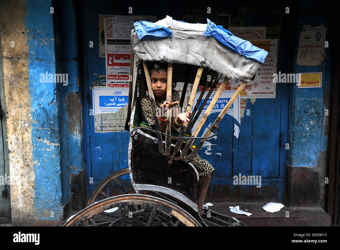 INDIA. Kolkata. 2011. Ragazza e risciò Foto Stock