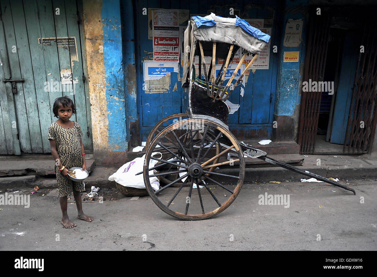 INDIA. Kolkata. 2011. Ragazza e risciò Foto Stock