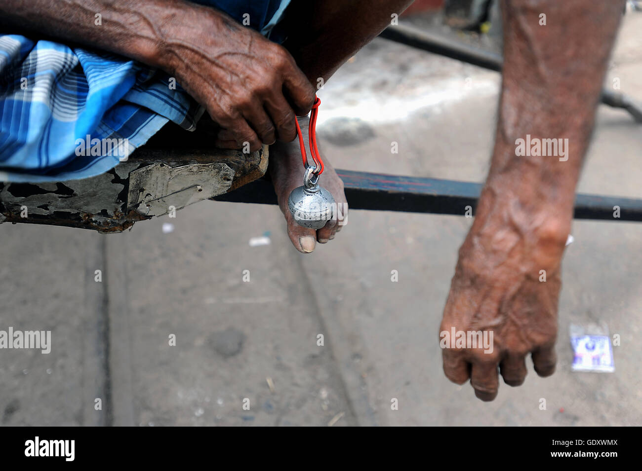 INDIA. Kolkata. 2011. In rickshaw estrattore Foto Stock