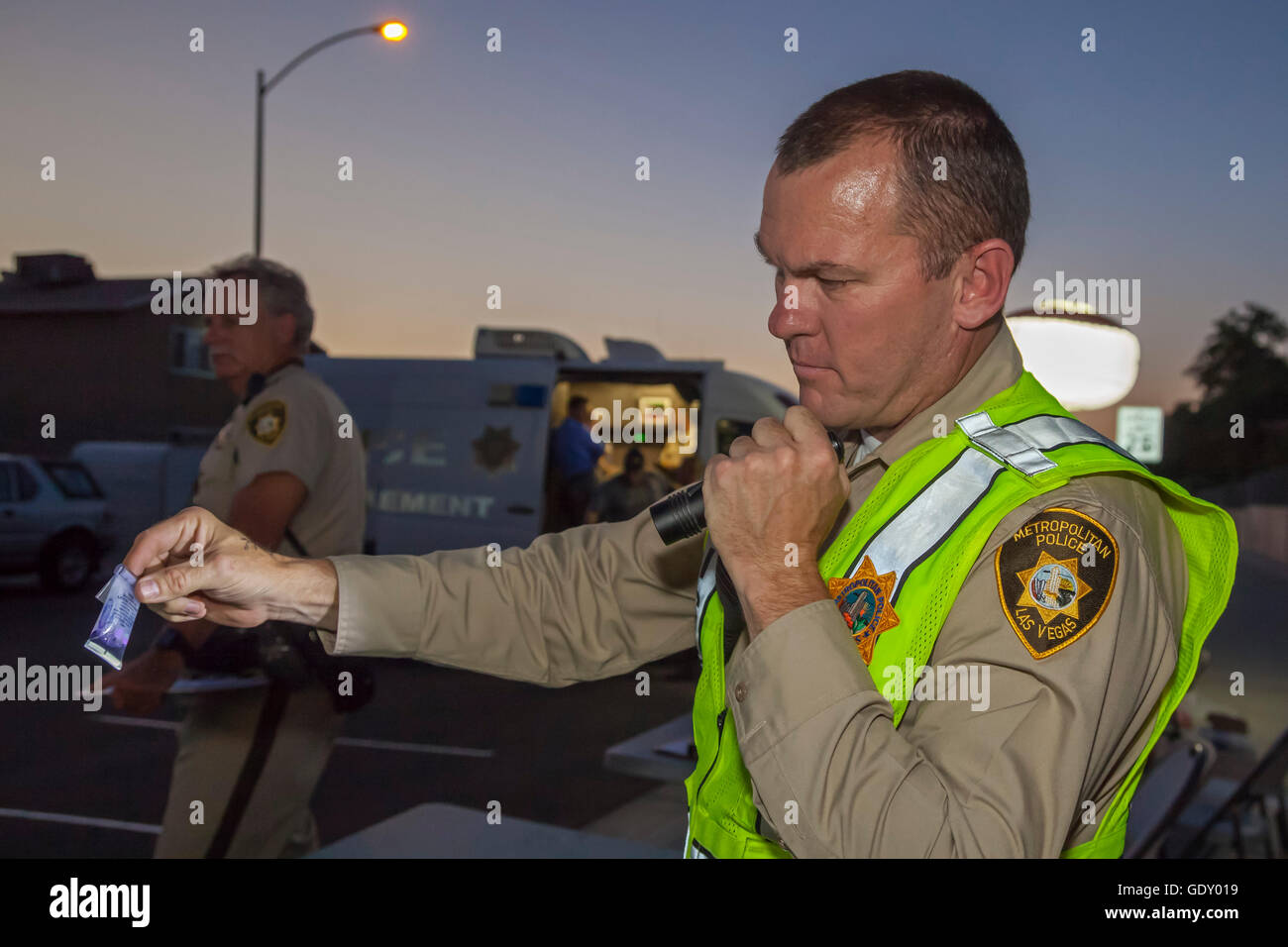 Las Vegas, Nevada - un funzionario di polizia detiene un campo Duquenois-Levine kit di prova che egli ha detto mostra la presenza di marijuana. Foto Stock