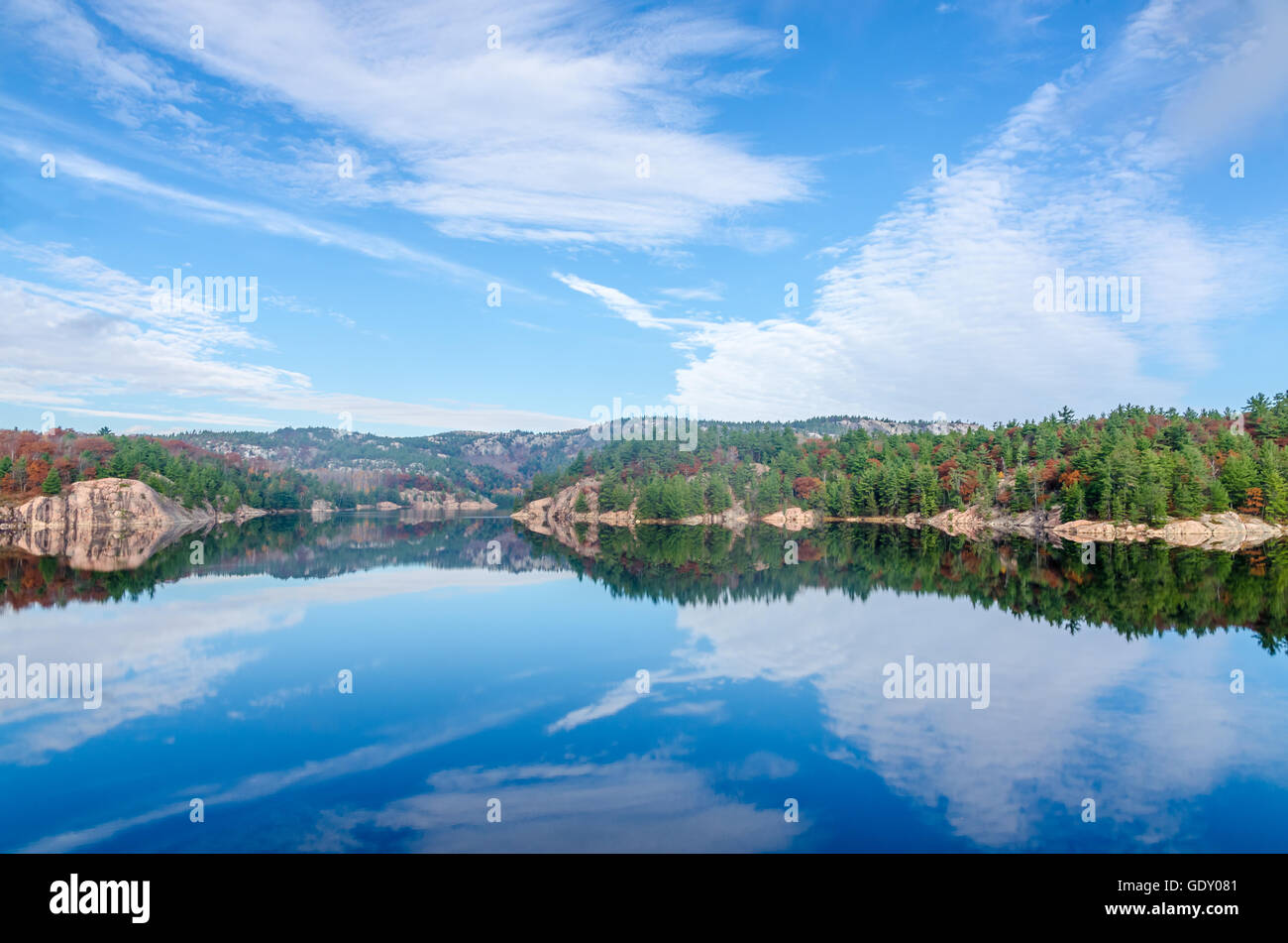 Lago di foresta in Killarney Park durante la stagione autunnale Foto Stock